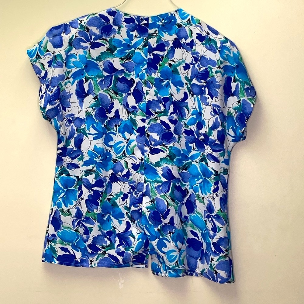 Beautiful Blouse - Picture 2 of 4